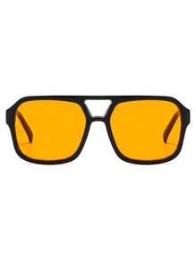 一副时尚经典的多功能多边形小框眼镜，优雅美观，适合女士在夏季外出度假时佩戴，是沙滩休闲、商务休闲、春夏等各种场合的理想之选。亮丽的色彩，适合夏季海滩度假、户外旅行，以及返校季的学院风穿搭。 - 橘色 - 查看 5