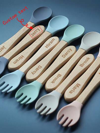 Juego de cuchara y tenedor de silicona y madera de haya para alimentación de bebé con logotipo/nombre personalizado, utensilios de entrenamiento sólidos complementarios, regalo de Navidad, fácil de limpiar, elegante, adorable, de alta calidad, personalizado, único, regalo ideal para ella, novio, novia, papá, mamá, familia, amigos, hijo, hija, estudiantes escolares, niños para aniversarios, cumpleaños, escuela, oficina, hogar, renovación del hogar, vajilla personalizada, comodidad fácil