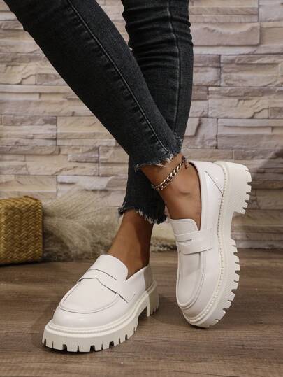 Scarpe da donna con punta tonda, tacco alto chunky, decorazione a catena, slip-on, versatili, adatte per festival musicali e feste di primavera/autunno, nere. Mocassini con tacco platform chunky. Scarpe basse con rialzo in pelle da donna, casual business.