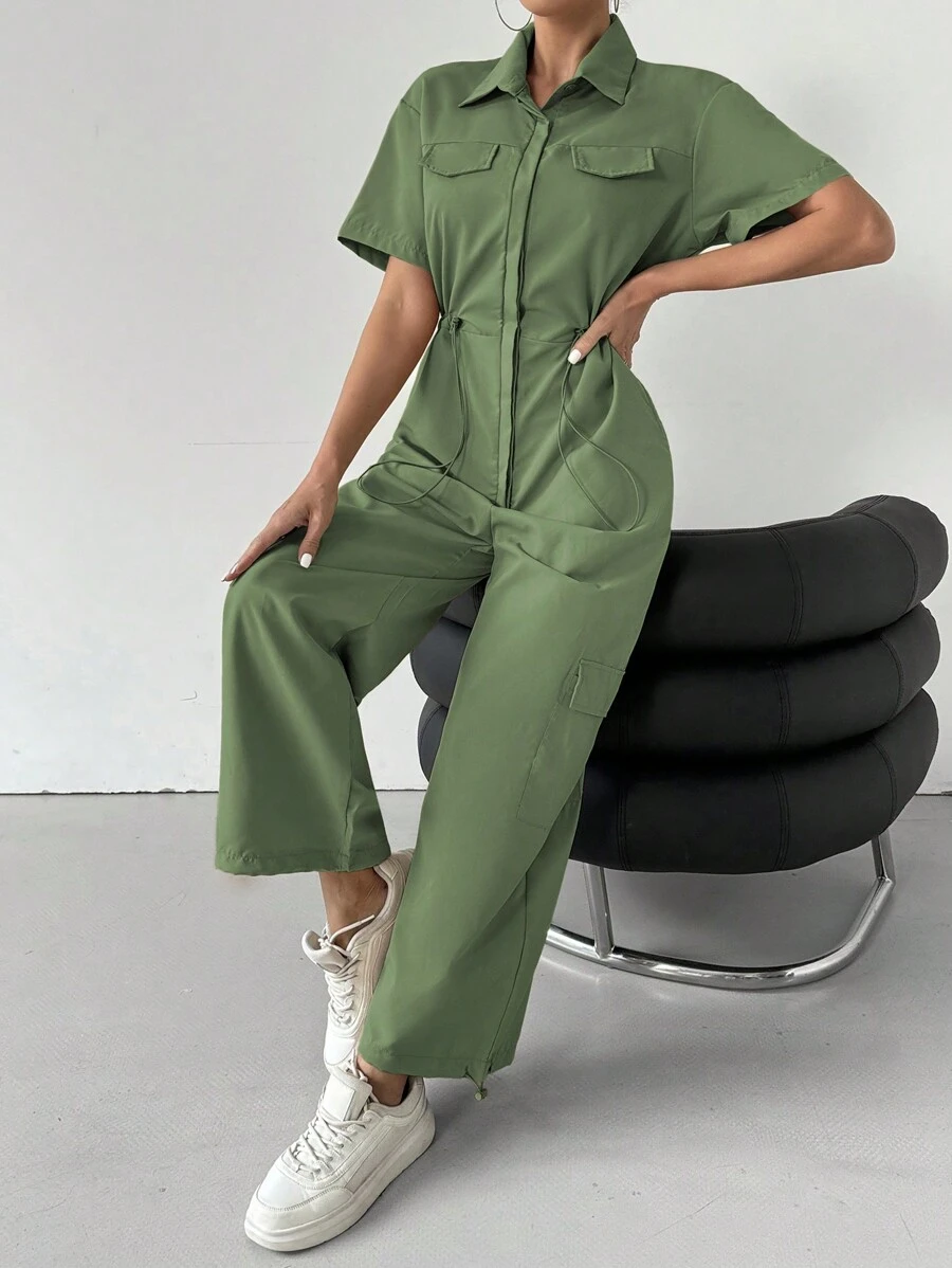 Macacão cargo feminino com bolsos laterais nas pernas, cintura ajustável e punhos ajustáveis ​​nas pernas - Verde Escuro - Visão 1