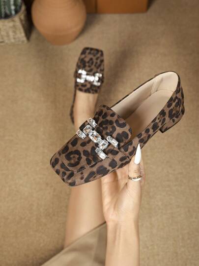 Mocassini bassi eleganti francesi in metallo decorativo comodi per uso quotidiano e per andare al lavoro, adatti alle donne