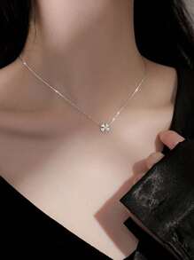 1pc Simple & Elegant Silvertone Lucky Four-Leaf Clover Pendant Necklace, Studded With Rhinestones - Perfect Gift For Women, Suitable For Weddings