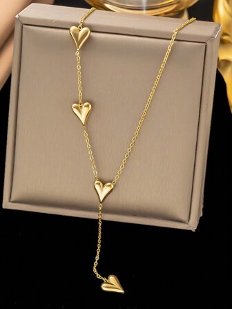 Ett trendigt guldfärgat halsband i rostfritt stål med tofs som är lämpligt för kvinnor att bära som tillbehör till strandsmycken eller som en morsdagspresent.