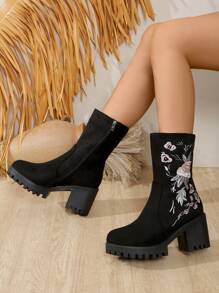 2024 Herbst/Winter Neue Retro Plateau Plateau Seitlicher Reißverschluss Halbe Wade Stiefel, Chunky High Heel, Stickerei, Mode Damenstiefel