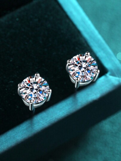 زوج من أقراط الأطقم من الموسانيت بلون D وجودة VVS مع شهادة GRA، تصميم كلاسيكي أنيق ب- 4 براز مناسبة للنساء للخطوبة والزفاف والهدايا وحفلات الملابس اليومية والمناسبات الرسمية. حجر رئيسي: 1 قيراط موسانيت، لامع ولامع. مصنوع من فضة إسترليني عيار 925 ، خالي من حساسية، أنيق وعصري، مثالي للعمل والحفلات والتنقل