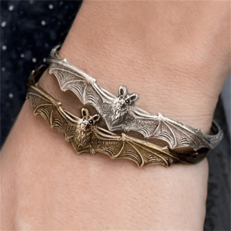 1pc Unique Halloween Bat Bracelet, Vintage Jewelry With Delicate Details And Adjustable Clasp, Party Gift For Women