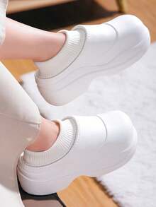 Damskie zimowe buty z okrągłym noskiem i ciepłą podszewką, superwysokie buty na obcasie do użytku wewnątrz i na zewnątrz, wsuwane, śniegowce do użytku na zewnątrz z antypoślizgową miękką podeszwą, lekkie i wygodne wodoodporne kapcie na platformie, białe