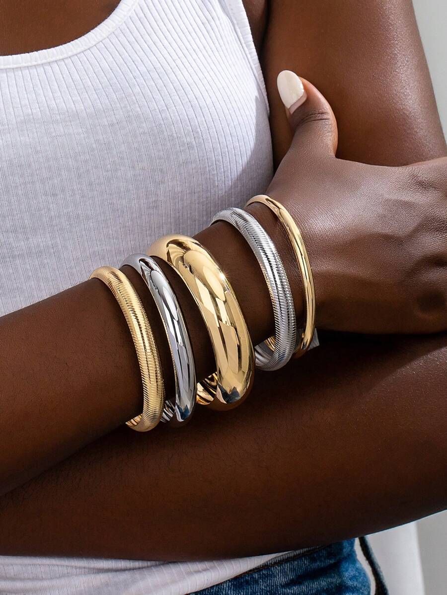 Bộ 5 vòng tay kim loại, kiểu dáng tối giản, có thể đeo chồng lên nhau, tông màu vàng/bạc.