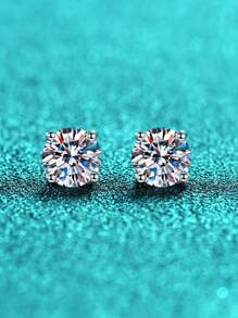 1 Pair 1 Carat D Color VVS Clarity Moissanite Stud Earrings With GRA Certificate, Elegant Classic 4-Prong Design, Suitable For Women For Engagement, Wedding, Gifts, Parties, Daily Wear, Weddings And Formal Events. Main Stone: 1 Carat Moissanite, Brilliantly Sparkling. Made Of 925 Sterling Silver, Hypoallergenic, Fashionable And Sophisticated, Ideal For Work, Parties And Commuting