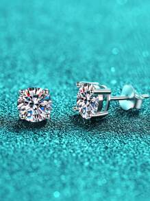 1 Pair 1 Carat D Color VVS Clarity Moissanite Stud Earrings With GRA Certificate, Elegant Classic 4-Prong Design, Suitable For Women For Engagement, Wedding, Gifts, Parties, Daily Wear, Weddings And Formal Events. Main Stone: 1 Carat Moissanite, Brilliantly Sparkling. Made Of 925 Sterling Silver, Hypoallergenic, Fashionable And Sophisticated, Ideal For Work, Parties And Commuting