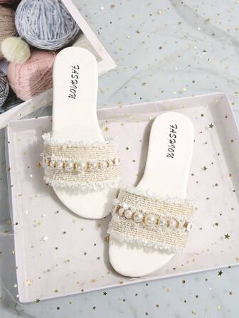 女士珍珠链装饰平底凉鞋，白色缎面低跟拖鞋，度假一脚蹬凉鞋，大码