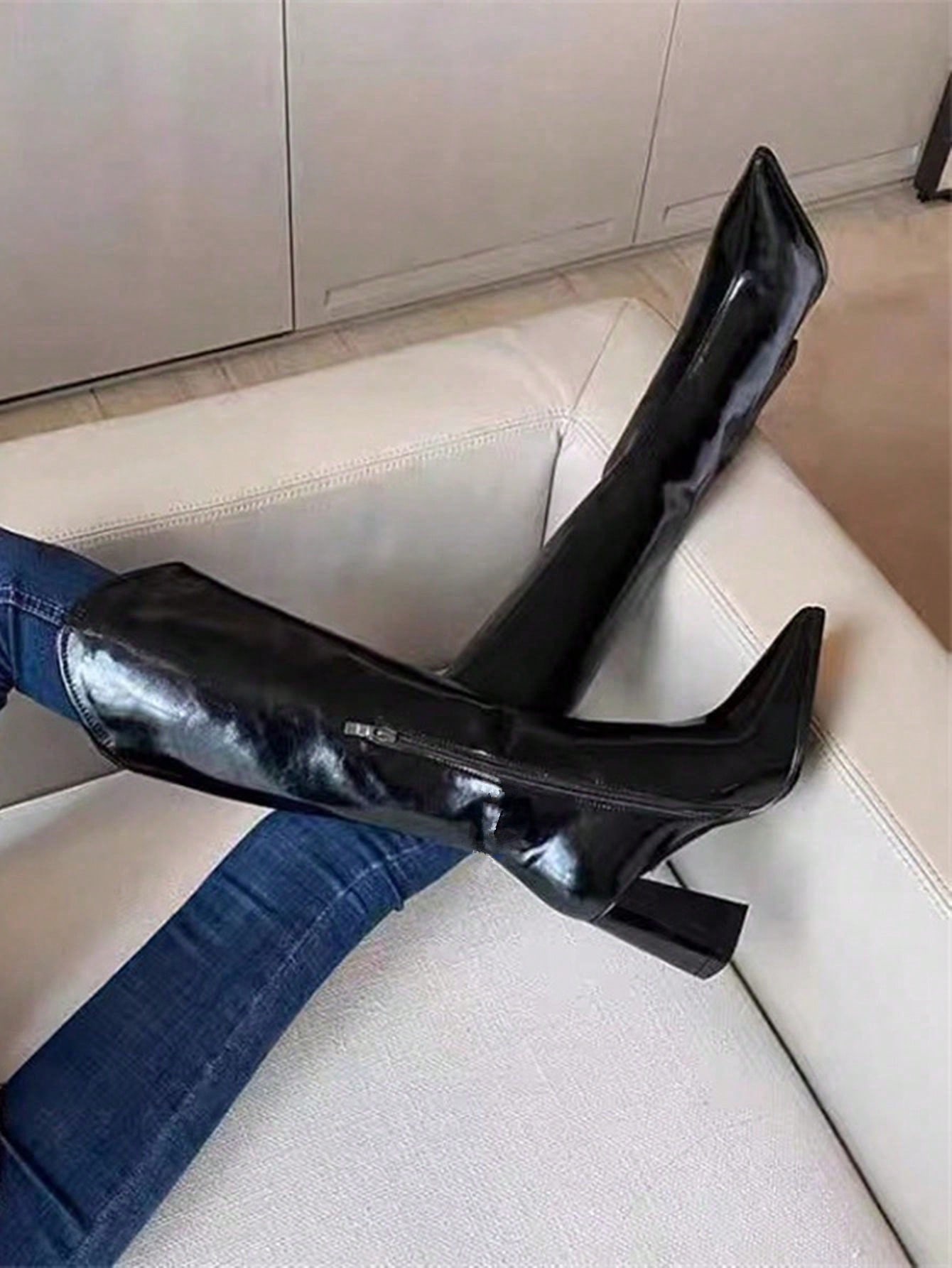 بوت ن ذات كعب عالٍ وأصبع مدبب للركبة، مع سحاب جانب...