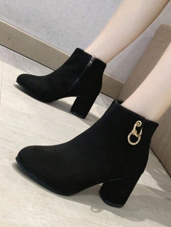 女士复古英伦风格哑光短靴，粗中跟，修身踝靴，秋冬