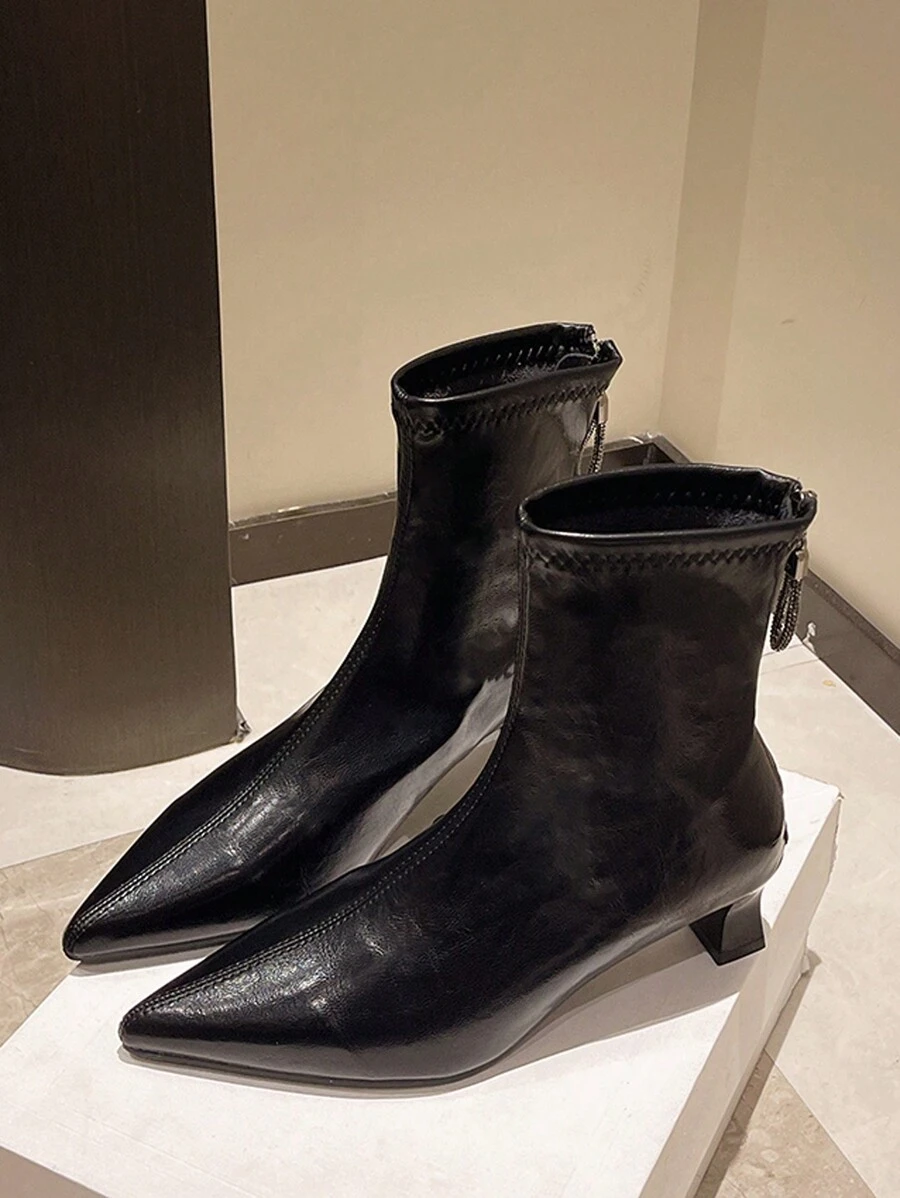 Botas de tobillo con punta negra para mujer de otoño/invierno 2024 Nuevas botas de mujer de otoño Botas de tacón bajo tubo corto Botas ajustadas Botas de talla grande Zapatos de tacón alto brillante, tacón de gatito - Negro - Ver 1