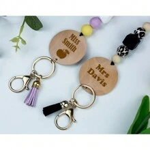 1 Stück personalisierter Lehrer Schlüsselband mit eingraviertem Namen und Ausweishalter, handgemachter Boho Lehrer Schlüsselband, praktisches und stilvolles Geschenk für Pädagogen, Lehrertagsgeschenk, Edelstahl, farbig, süß, niedlich, witzig, Kawaii, Y2K, stilvolle, unisex, lässig, individualisiert, ideales Geschenk für ihn, ideales Geschenk für sie, sie, Freund, Freundin, Familie, Freunde, Kinder, für Jahrestage, für Valentinstag, für Muttertag, für Geburtstage, für Kindertag, für Vatertag, für Abschluss, für Hochzeiten, für Einweihung, Schulmaterial, Rückkehr zur Schule, Schulgeschenk, für Büro, für Schule, für Klassenzimmer, für Lehrergeschenke, für Universität, für Kollegen, für Studentenwohnheime, für Lehrer, für Jungen und Mädchen, für Teenager, Schüler der Sekundarstufe I, Schüler der Sekundarstufe II, Studenten, Erstsemester, Zweitsemester, Unterstufenschüler