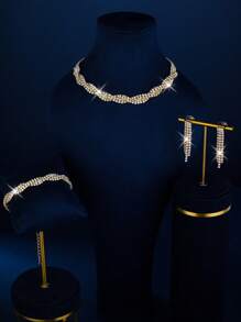 三件套：一条镶钻项链、一副流苏耳环和一条手链。适合日常佩戴，也适合派对、婚礼和其他场合。 - 金色 - 查看 11