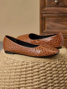 Zapatos planos de mujer casuales con puntera cuadrada en color marrón con estampado de lunares, apropiados para uso diario y actividades al aire libre