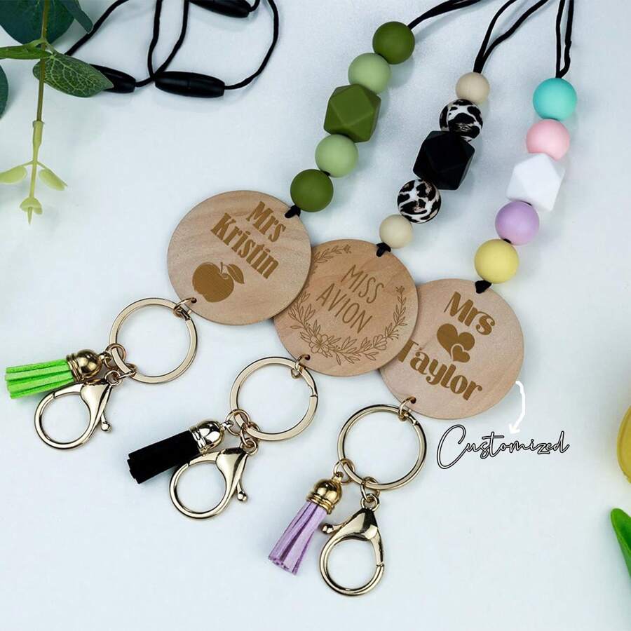 1 Stück personalisierter Lehrer Schlüsselband mit eingraviertem Namen und Ausweishalter, handgemachter Boho Lehrer Schlüsselband, praktisches und stilvolles Geschenk für Pädagogen, Lehrertagsgeschenk, Edelstahl, farbig, süß, niedlich, witzig, Kawaii, Y2K, stilvolle, unisex, lässig, individualisiert, ideales Geschenk für ihn, ideales Geschenk für sie, sie, Freund, Freundin, Familie, Freunde, Kinder, für Jahrestage, für Valentinstag, für Muttertag, für Geburtstage, für Kindertag, für Vatertag, für Abschluss, für Hochzeiten, für Einweihung, Schulmaterial, Rückkehr zur Schule, Schulgeschenk, für Büro, für Schule, für Klassenzimmer, für Lehrergeschenke, für Universität, für Kollegen, für Studentenwohnheime, für Lehrer, für Jungen und Mädchen, für Teenager, Schüler der Sekundarstufe I, Schüler der Sekundarstufe II, Studenten, Erstsemester, Zweitsemester, Unterstufenschüler