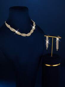 三件套：一条镶钻项链、一副流苏耳环和一条手链。适合日常佩戴，也适合派对、婚礼和其他场合。 - 金色 - 查看 12