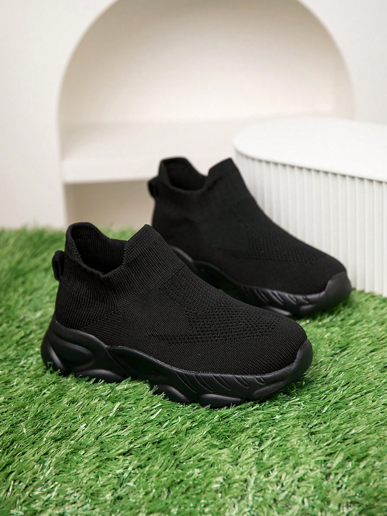 زوج واحد من أحذية الأطفال الرياضية، قابلة للتنفس م...