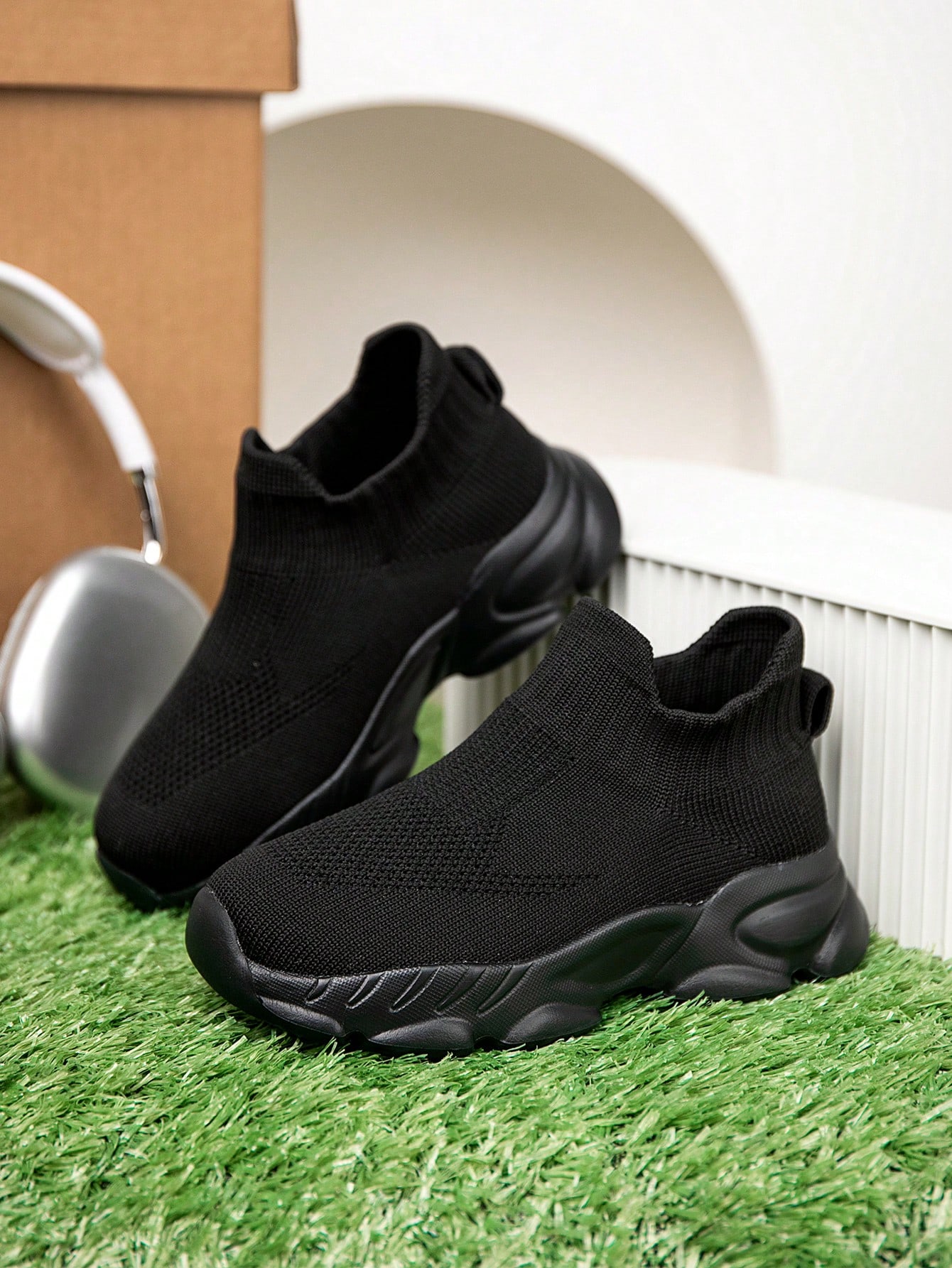 زوج واحد من أحذية الأطفال الرياضية، قابلة للتنفس م...