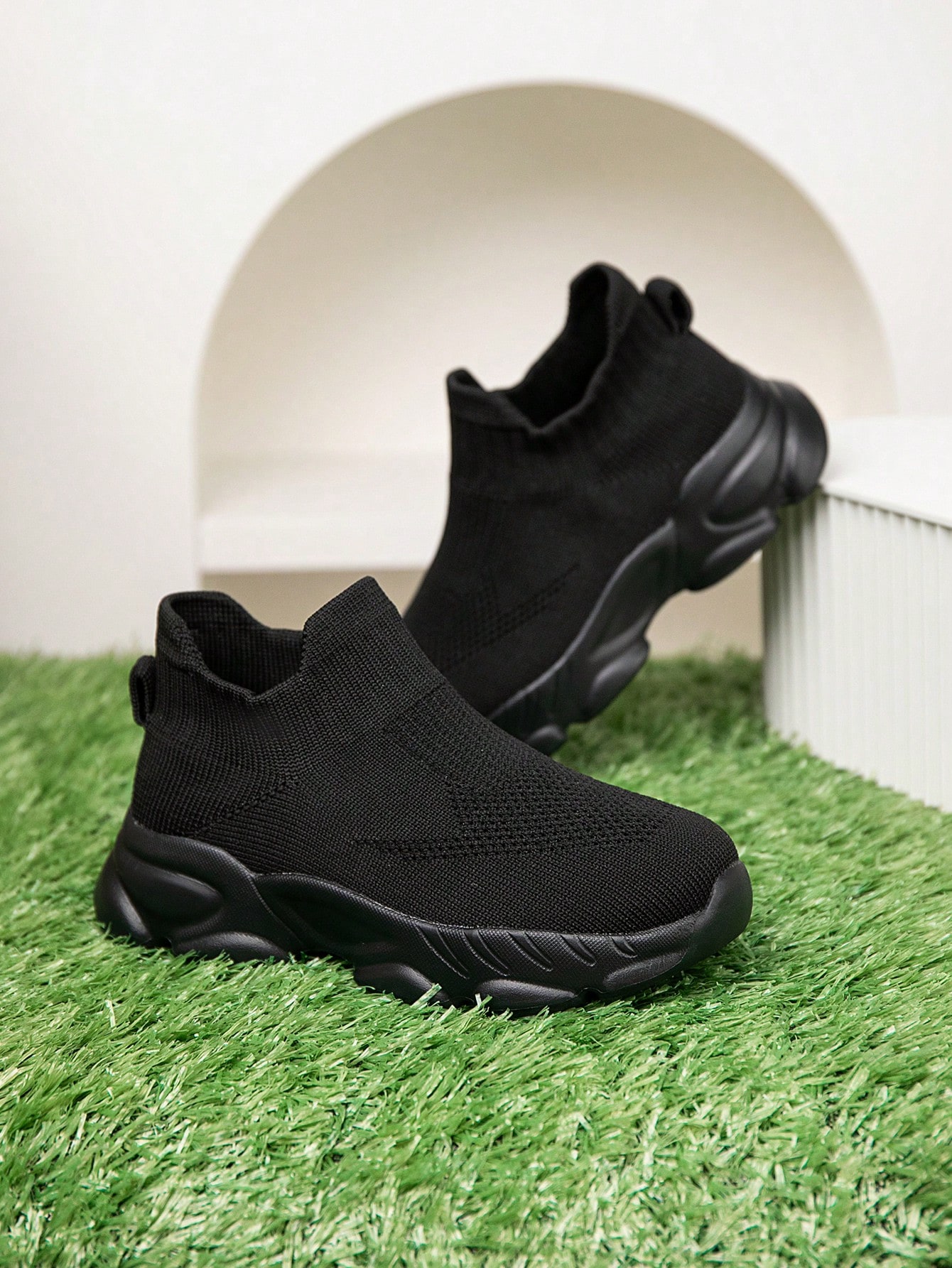 زوج واحد من أحذية الأطفال الرياضية، قابلة للتنفس م...