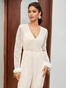Damen Braut Hochzeit andere Outfits Feder Manschette Langarm V-Ausschnitt Hohe Taille eleganter Spitzen-Jumpsuit, Weiß