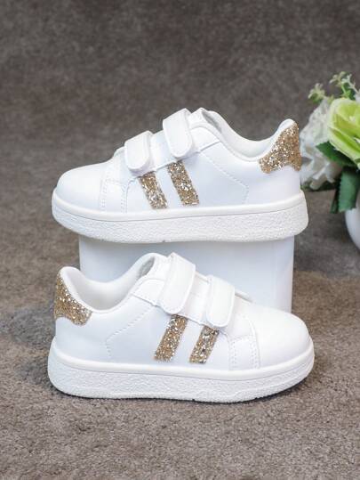 1 双儿童多功能透气钩环白色运动鞋，带刺绣蝴蝶和心形装饰，彩色拼接时尚平底休闲鞋，适合学校、学生和运动