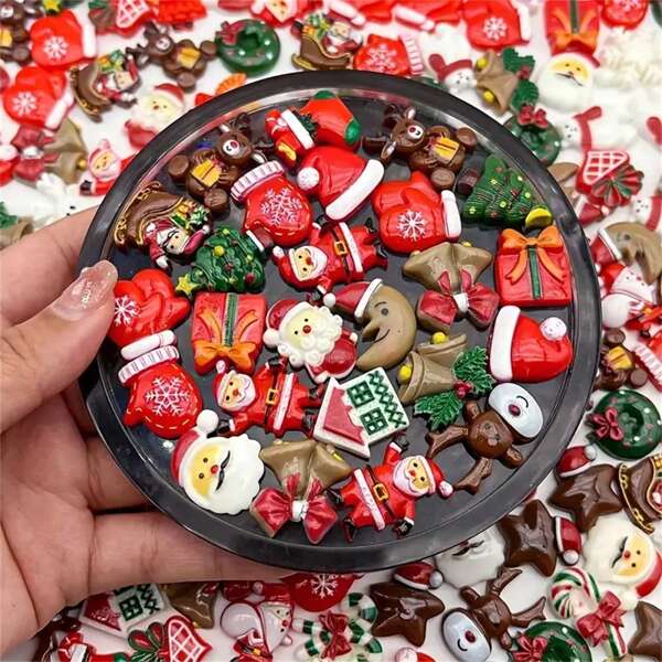 50 pièces de charms décoratifs à plat inspirés des fêtes, assortiment de perles décoratives pour les loisirs créatifs, la fabrication de bijoux avec bonhomme de neige, renne et décorations de saison - non métalliques, sans revêtement