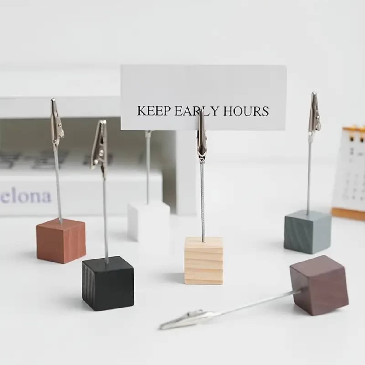 1 件可爱彩色桌面摆件原木垂直便签夹照片标签夹照片留言鳄鱼夹，木制立方体底座便签夹支架带鳄鱼夹扣，适合婚礼派对展示