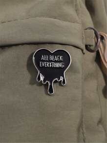 1 Stück Cartoon Schwarz Legierung Magie Buchstaben Herz geformte Anstecknadel für Kleidung, Taschen, Clubs, Valentinstag, Geschenke für sie Valentinstag, Mutter, Muttertag, Geschenk