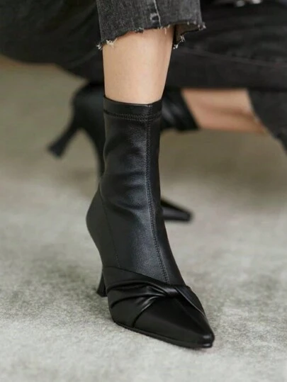 棕色女士高跟短靴，2025 年秋冬新品系列，尖头弹力修身踝靴，带保暖衬里