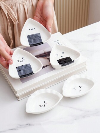 1pc 陶瓷材质碟子 北欧日式创意简约可爱寿司饭团饺子形优质收纳调料碟 餐厅酒店厨房家用餐具搞怪可爱形状调料碟 寿司小吃调味酱芥末盐胡椒蒜蓉调料收纳碟