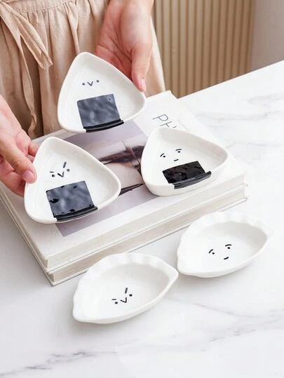 1pc 陶瓷材质碟子 北欧日式创意简约可爱寿司饭团饺子形优质收纳调料碟 餐厅酒店厨房家用餐具搞怪可爱形状调料碟 寿司小吃调味酱芥末盐胡椒蒜蓉调料收纳碟