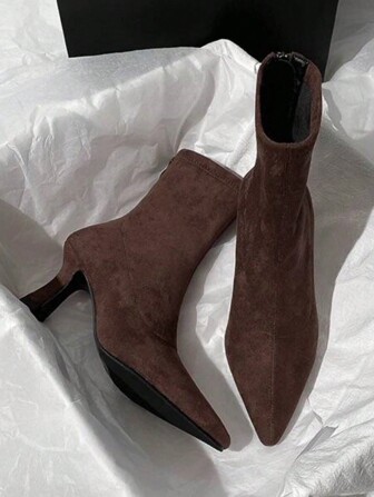 Braune Kurzstiefel Damen High Heels 2024 Herbst Winter Neuankömmling vielseitig französischer Stil schmaler Absatz elastischer Wildleder spitzer Zehenbereich schlanke Passform Stiefel