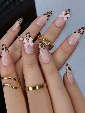 24 pièces de faux ongles de style Y2K pour rehausser votre look. Forme amande moyenne, super brillants, rose clair, style français, dégradé, géométrie, rayures, imprimé léopard, nœud papillon. Style de beauté de luxe avec strass brillants. Faux ongles réutilisables pour femmes, style doux, mignon, minimaliste et élégant. Kit d'art des ongles avec faux ongles détachables, idéal pour les vacances, les fêtes, les sorties entre amis, les rendez-vous et le port quotidien.