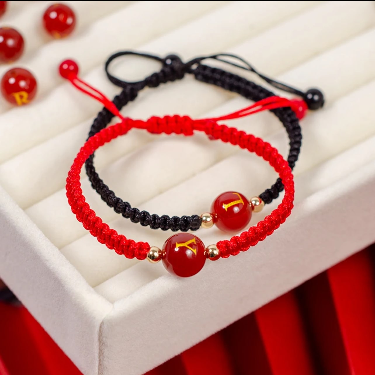 1 Stück natürlicher Achat Rubin Armband 10mm, 26 Buchstaben Armband, Glückszahlen Armband, 12 Sternzeichen Armband, personalisiertes Armband, handgewebtes Perlenarmband, geeignet für Mode Armbänder von Männern und Frauen, Geschenke für Familie, passend für Halloween, Weihnachten und verschiedene Feiertagspartys, Kristallgeschenke