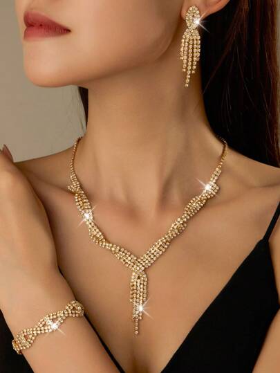 这款 4 件套包括（1 条项链 + 1 对耳环 + 1 条手链）法式浪漫流苏耳环和手链，是一款时尚的珠宝套装，适合日常佩戴、婚礼、派对和其他场合。