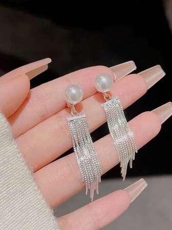 1 对银色长款仿珍珠流苏耳环，采用独特的小众设计，后挂式，轻盈奢华，优雅耳饰万圣节