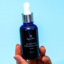 2% AHA BHA 精华，肌肤焕然一新的秘密武器！含有 2% 果酸 (AHA) 和水杨酸 (BHA)，协同双酸配方可温和去除角质、疏通毛孔。有效改善暗沉、粗糙，减少黑头和瑕疵。轻盈精华易于吸收，带来清爽舒适的感觉。持续使用可让肌肤更健康、更容光焕发。 - 杏色 - 查看 7