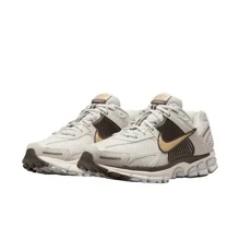 Nike Giày chạy bộ thường ngày cổ thấp chống trượt bền bỉ, thoải mái đa năng Air Zoom Vomero 5, dành cho cả nam và nữ, màu nâu nhạt, HM9657-001 - màu nâu - Xem 2
