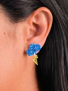 1 对创意蓝色闪电云耳环，适合女性在日常生活中佩戴时髦珠宝