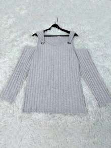 Camicia a costine a maniche lunghe e spalle scoperte con decorazione in metallo per donne