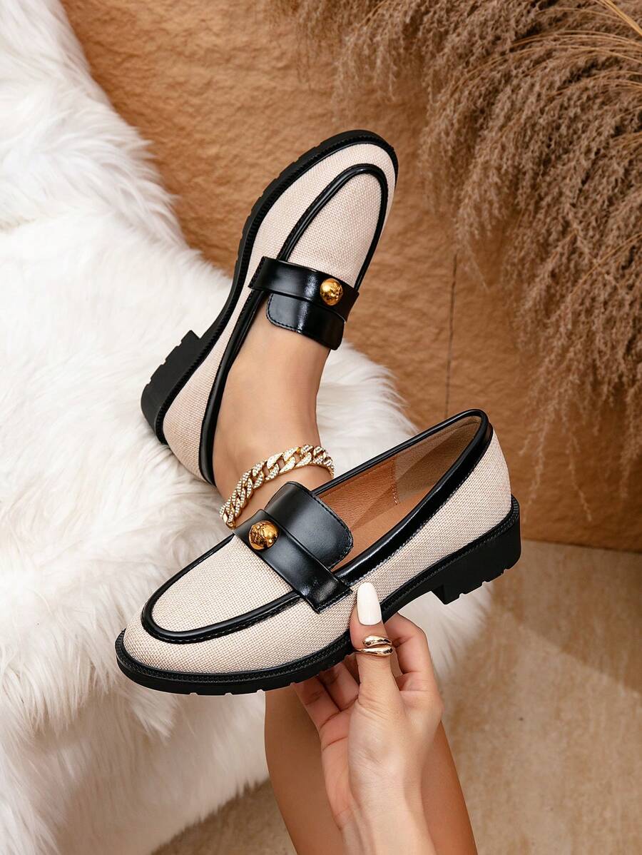 女士优雅杏色圆头平底帆布鞋，搭配黑色 PU 饰边、金属装饰和乐福鞋设计，适合秋冬季