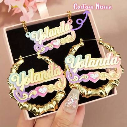 Anpassade örhängen och halsband i akryl med namn i bambu, regnbågsfärgade örhängen med namn i akryl, personliga örhängen med etikett, födelsedagspresent för kvinnor och flickor. Guld, roséguld, snygg, höstmode, vintage, unisex, enkel, casual, hipster, goth, punk. Anpassad, personlig, unik. Perfekta presenter till henne, vänner för årsdagar, för alla hjärtans dag, för mors dag, för födelsedagar, för examen, för fars dag, för bröllop, för vardagskläder, för fest, för bal. Svart, silver, guld, snygg, färgglad, vintage, enkel, unisex, casual, sötnosar, anpassad, personlig, unik, perfekta presenter till honom, perfekta presenter till henne, henne, pojkvän, flickvän, pappa, mamma, familj, vänner, för årsdagar, för födelsedagar, för examen, för bal, för fest, anpassade modeörhängen med ord, gatu-casual chic.