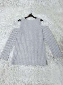 Camicia a costine a maniche lunghe e spalle scoperte con decorazione in metallo per donne