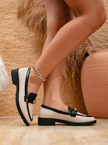 女士优雅杏色圆头平底帆布鞋，搭配黑色 PU 饰边、金属装饰和乐福鞋设计，适合秋冬季