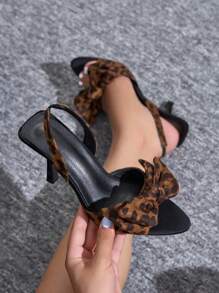 Giày sandal cao gót mũi nhọn nữ, họa tiết da báo, quai thun, hở mũi, trang trí hình bướm, thanh lịch, thích hợp cho tiệc tùng, mặc hàng ngày, họp mặt, lễ hội, đi làm, mùa xuân/hè. Giày sandal cao gót giả da lộn màu đen thời trang, phù hợp với váy, đám cưới. - màu đen - Xem 17