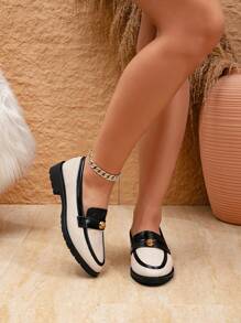 女士优雅杏色圆头平底帆布鞋，搭配黑色 PU 饰边、金属装饰和乐福鞋设计，适合秋冬季