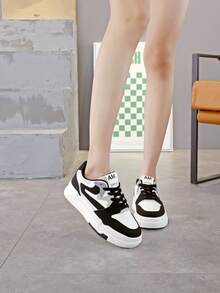 Tenis blancos para mujer, nuevos zapatos de moda vulcanizados de cordones, casuales y sencillos de estilo coreano, apropiados para el otoño - Blanco y Negro - Ver 10